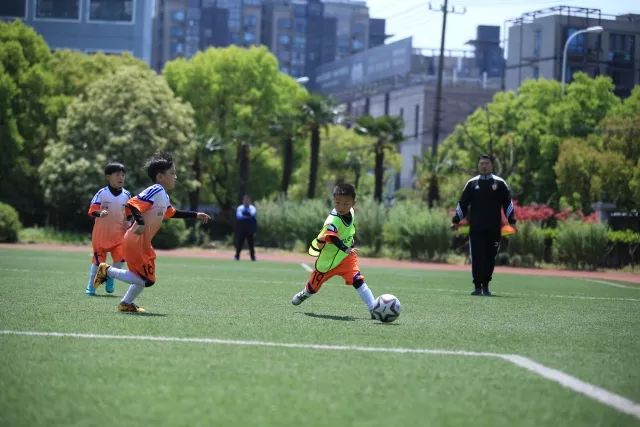 伊朗动荡局势下 伊朗女足比出和平手势