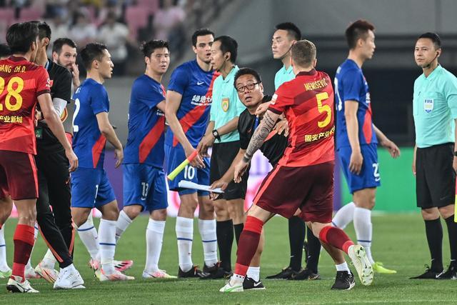 阿德巴约：10点半训练我8点半就到 C罗已经在游泳