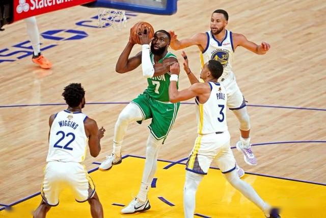 马菲奥向镜头做5比2手势 嘲讽皇马5比2不敌巴萨